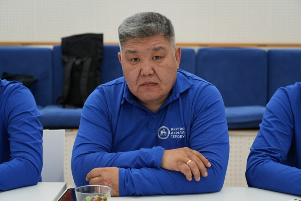 Герой СВО Гаврил Наумов осваивает управление в кадровой программе «Якутия – Земля героев»