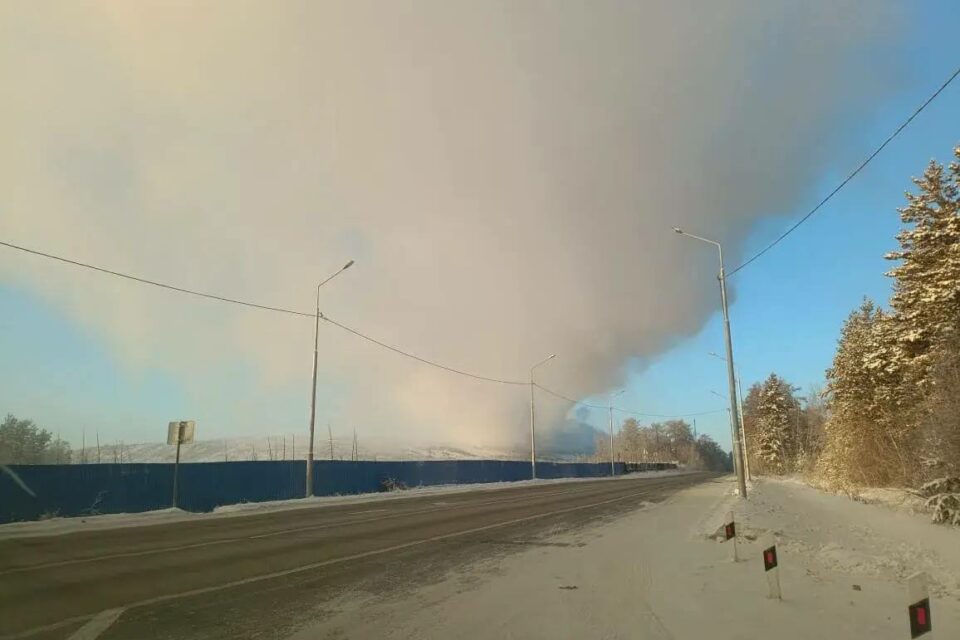 В Якутске продолжают тушить горящий мусорный полигон
