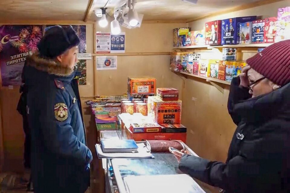 МЧС Якутии проводит проверки безопасности точек продажи пиротехники