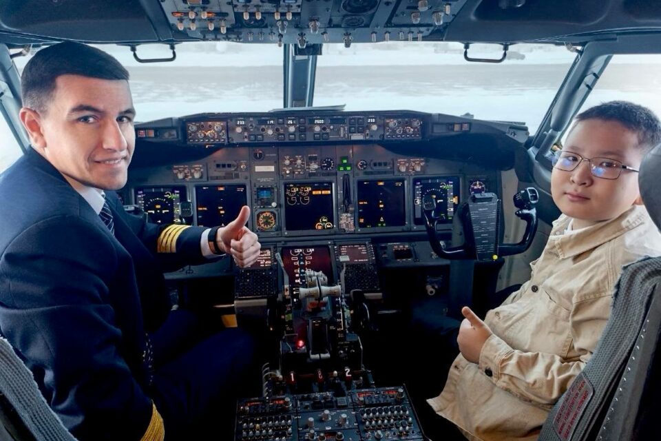 Новогоднее волшебство: авиакомпания «Якутия» исполнила заветную мечту юного поклонника авиации