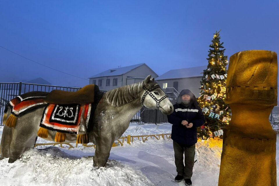Фото: двор школы в Таттинском улусе украсила реалистичная скульптура лошади