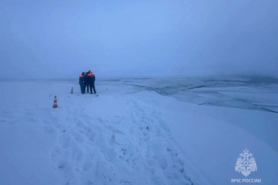 В Якутске автомобиль с людьми провалился под лед