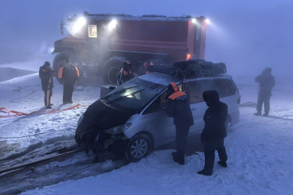Бежал в мороз в мокрой одежде: в Якутске борец Егор Явловский спас людей из затонувшей машины