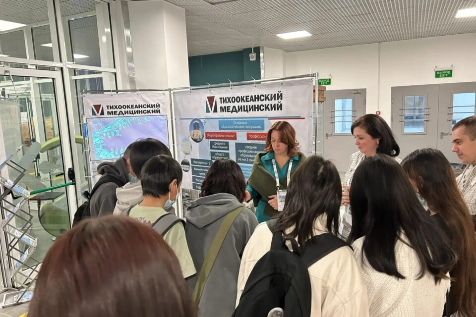 Более 10 вузов представили учебные места на ярмарке в Якутске