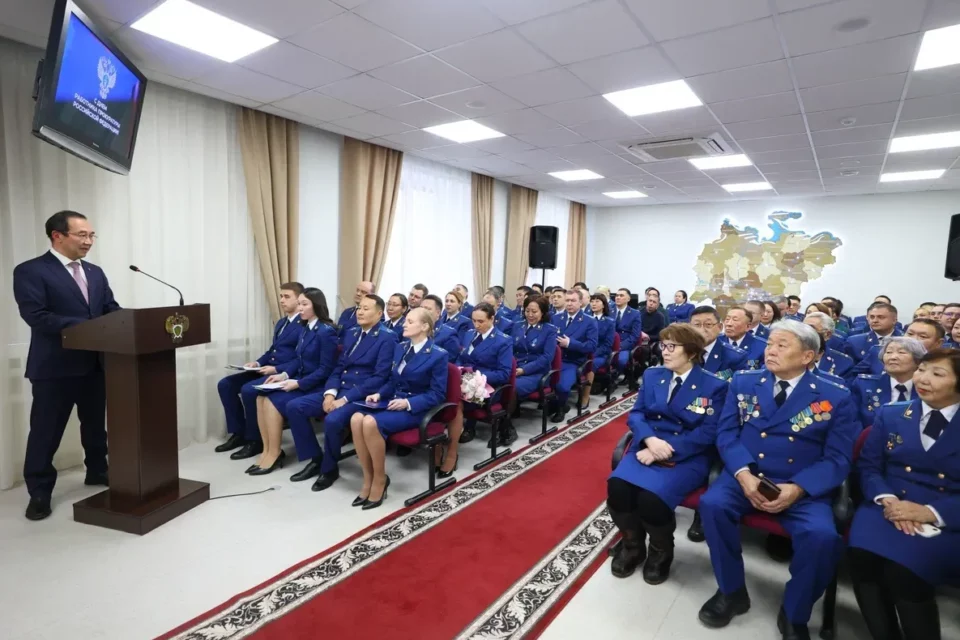 Глава Якутии поздравил работников прокуратуры с профессиональным праздником