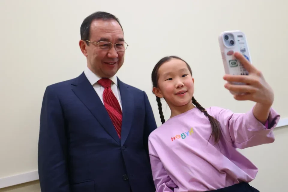 Айсен Николаев поддержал челлендж юного блогера Айыыны Кожуровой