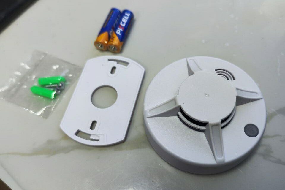 Бдительность хозяйки и дымовой пожарный извещатель спасли семью в Покровске