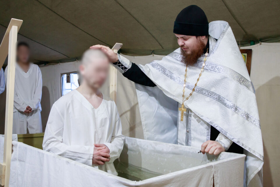 В Якутии осужденные окунулись в крещенские купели