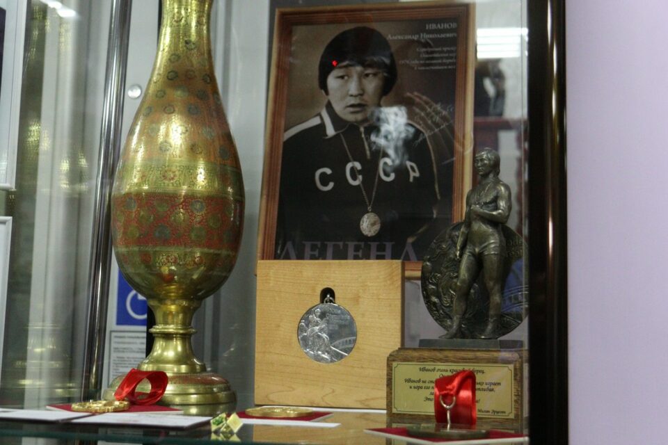 В Якутске открылась выставка в честь 75-летия Александра Иванова