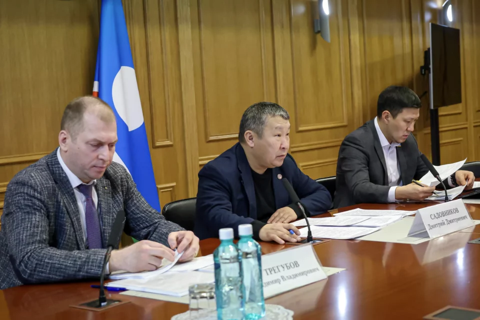 Первый вице-премьер Якутии проверил ход строительства долгостроев в регионе