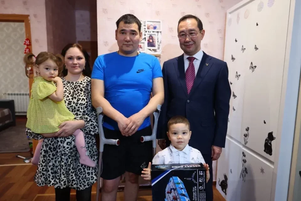 Глава Якутии навестил участника спецоперации в Кобяйском улусе