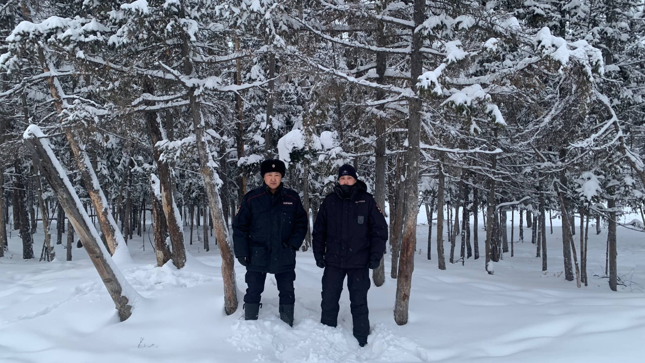 полицейские спасли семью, застрявшую на лесной дороге в мороз