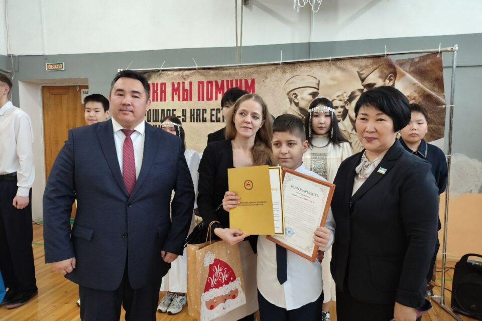 Министр здравоохранения Якутии наградила пятиклассника, спасшего мужчину с инсультом