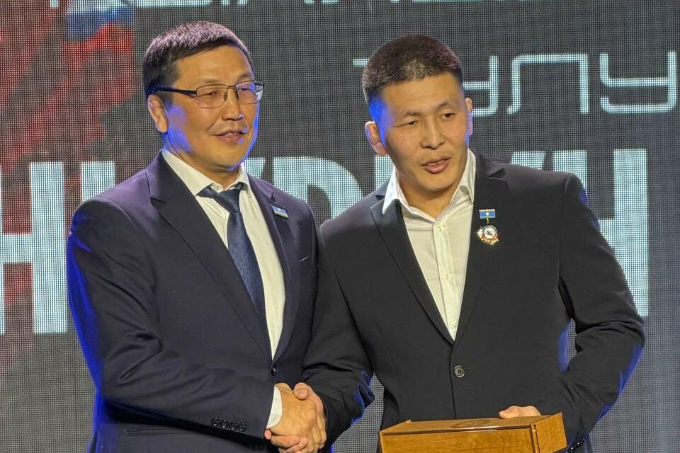 Борца Ньургуна Скрябина торжественно проводили из большого спорта