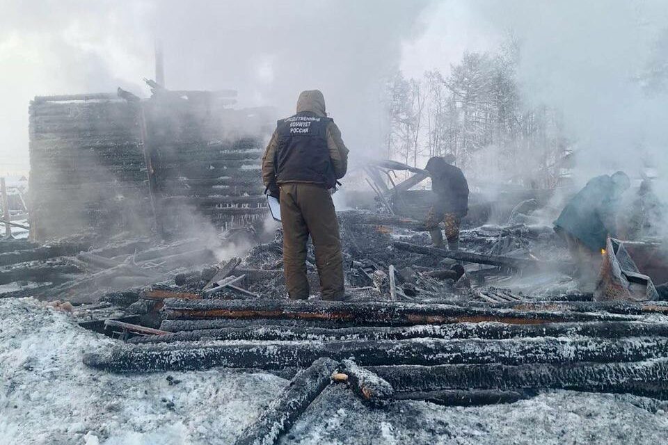 Следком: при пожаре в Нюрбинском районе погибли трое детей и двое взрослых