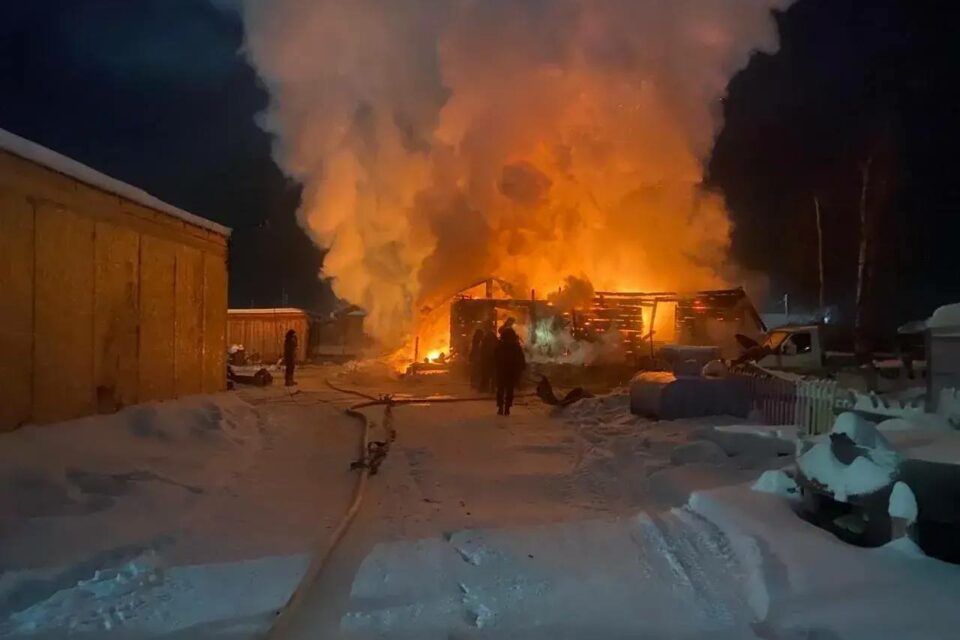 Пять человек погибли при пожаре в Нюрбинском районе