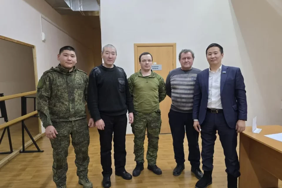 Петр Шамаев в Верхнеколымском районе встретился с ветеранами СВО и молодёжью