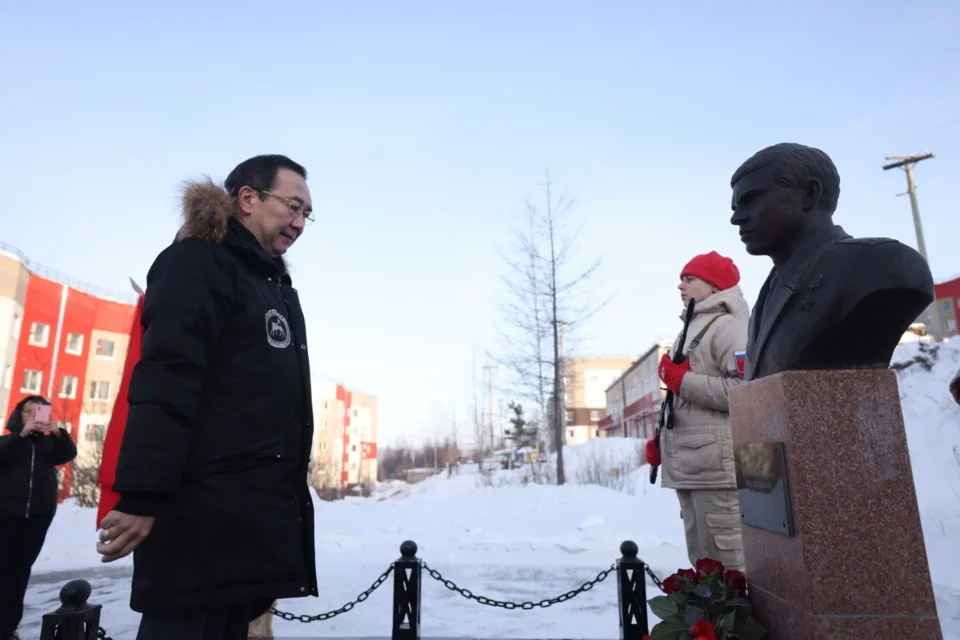 Айсен Николаев возложил цветы к бюсту Героя России Игоря Молдованова