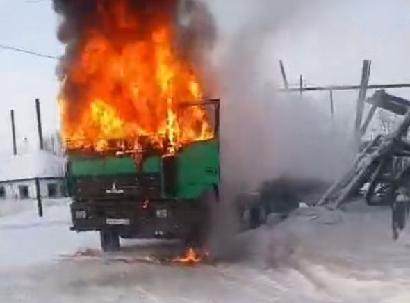 В Нюрбинском районе Якутии загорелся большегруз МАЗ