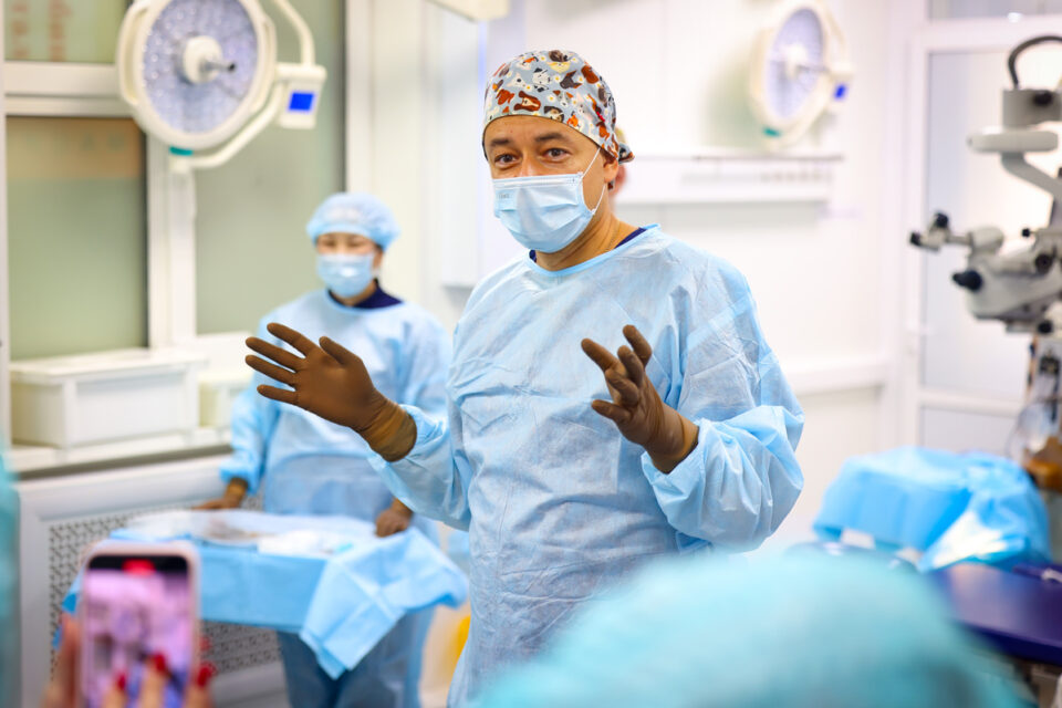 Фоторепортаж: якутские офтальмологи показали, как проводят операцию по замене хрусталика