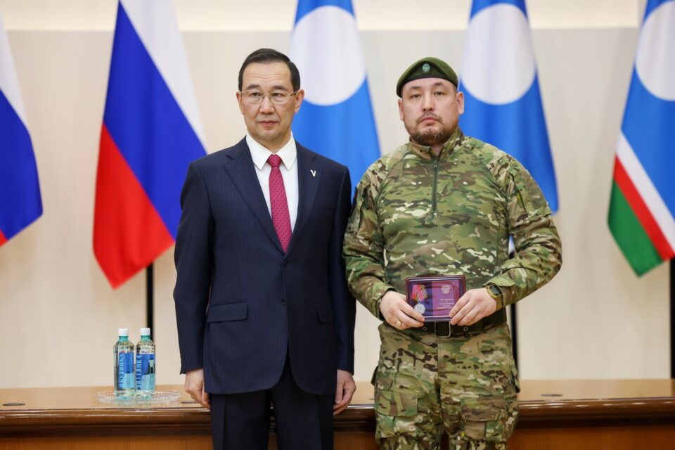 В преддверии Дня защитника Отечества Айсен Николаев вручил госнаграды участникам СВО