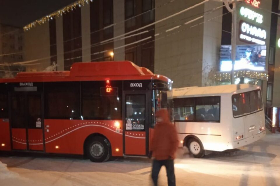 В Якутске произошло ДТП с участием двух автобусов