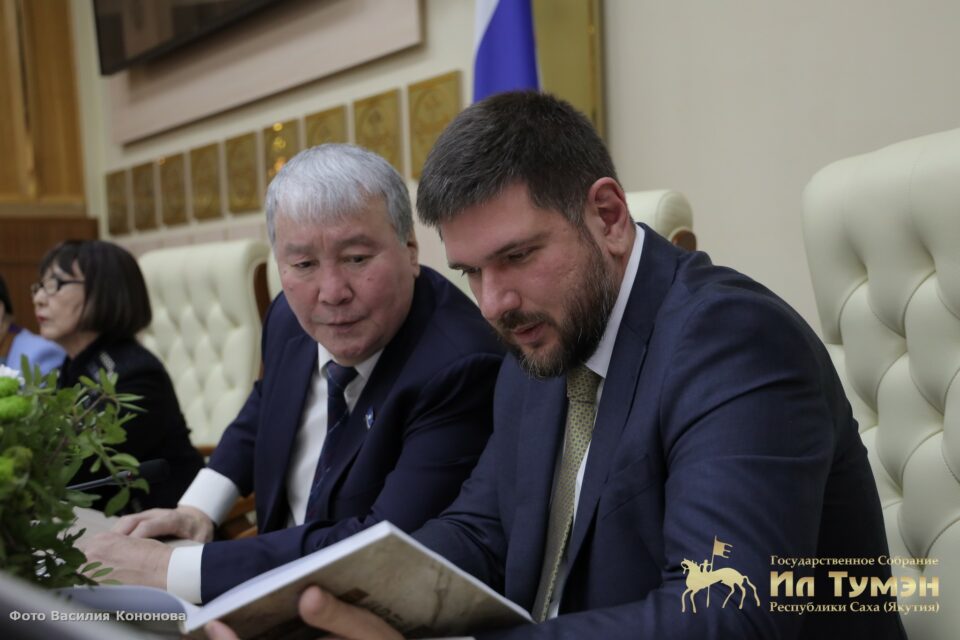 Якутия в мировых музеях и голос древности: в Ил Тумэне презентованы знаковые книги