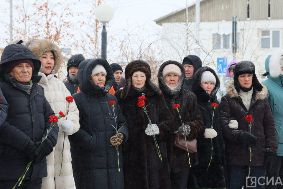 Якутяне возложили цветы в память погибших на озере Ильмень
