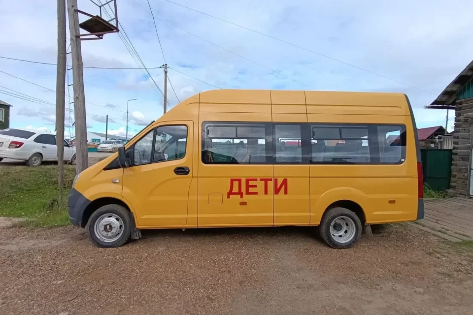 Более 500 новых автобусов получили школы Якутии по партийному проекту «Единой России»