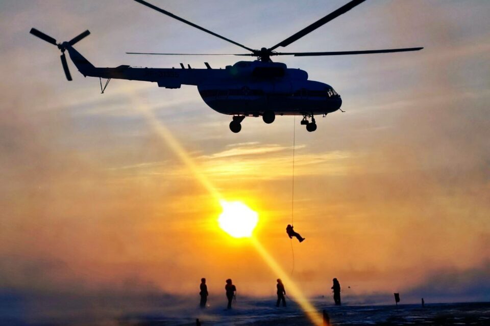 Спасатели Якутии отработали навыки по десантированию с вертолета