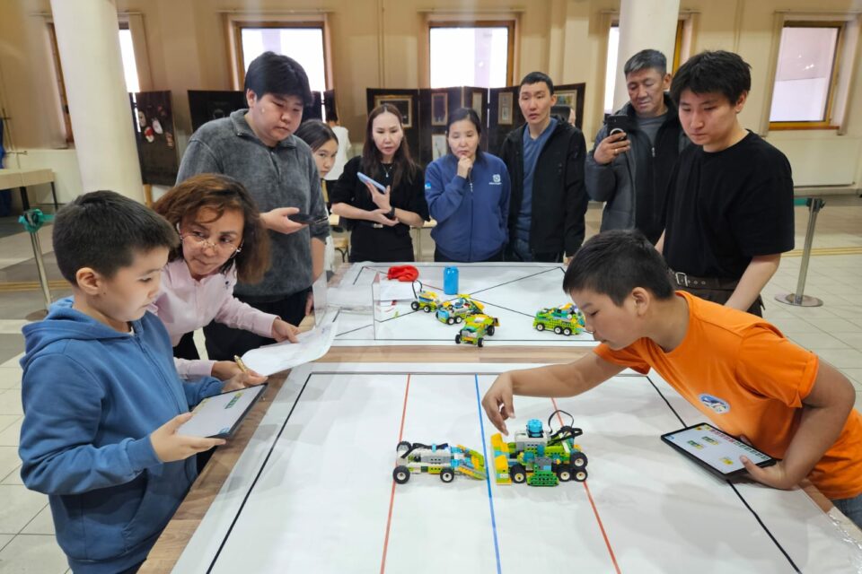 Сотня команд участвовала в соревнованиях по образовательной робототехнике в Якутске