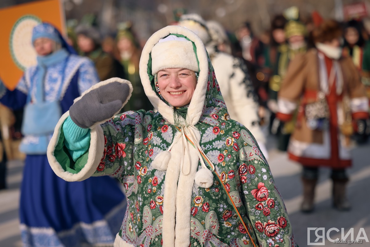 шествие в национальной одежде в Якутске