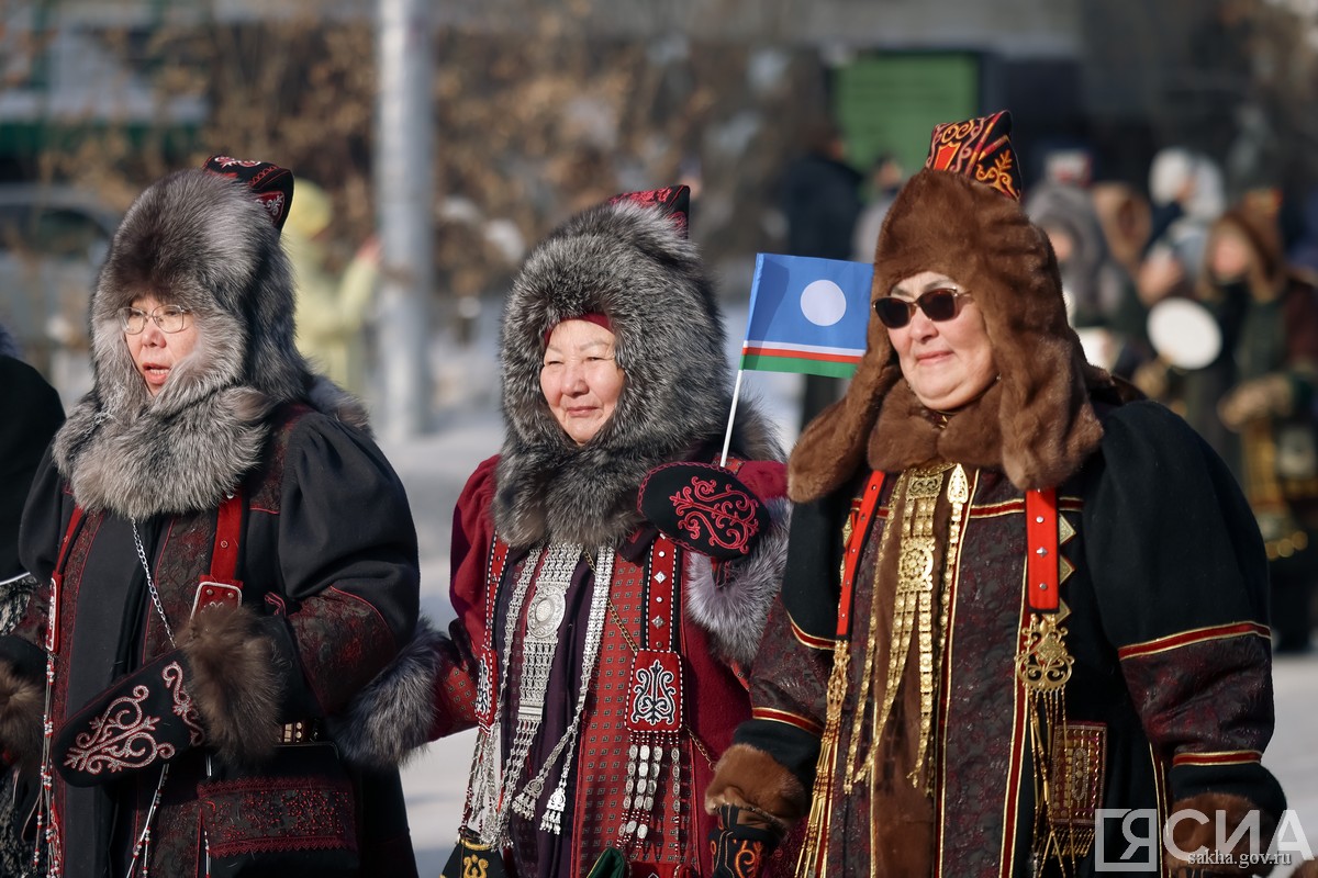 шествие в национальной одежде в Якутске