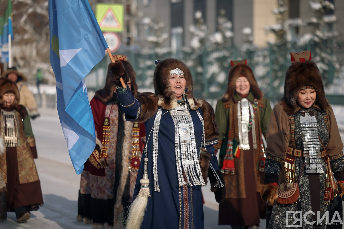 шествие в национальной одежде в Якутске
