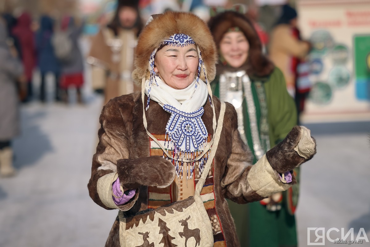 шествие в национальной одежде в Якутске