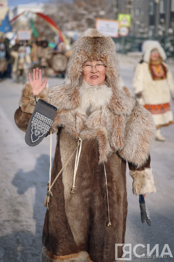 шествие в национальной одежде в Якутске