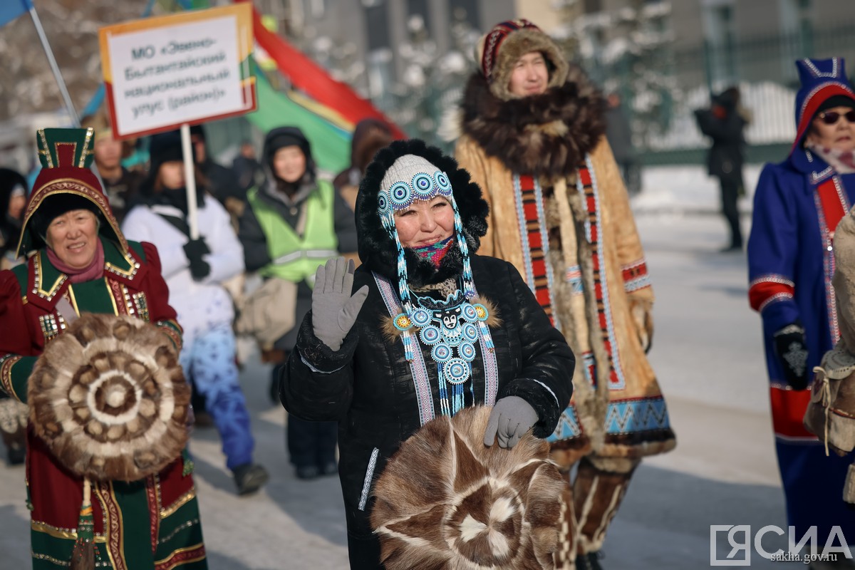 шествие в национальной одежде в Якутске