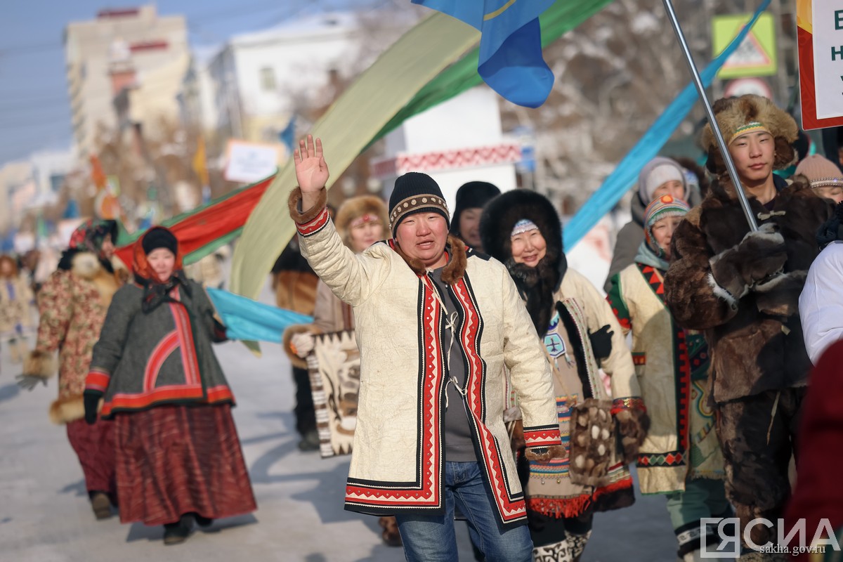 шествие в национальной одежде в Якутске