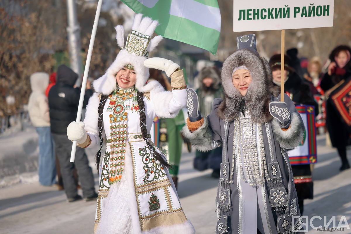 шествие в национальной одежде в Якутске