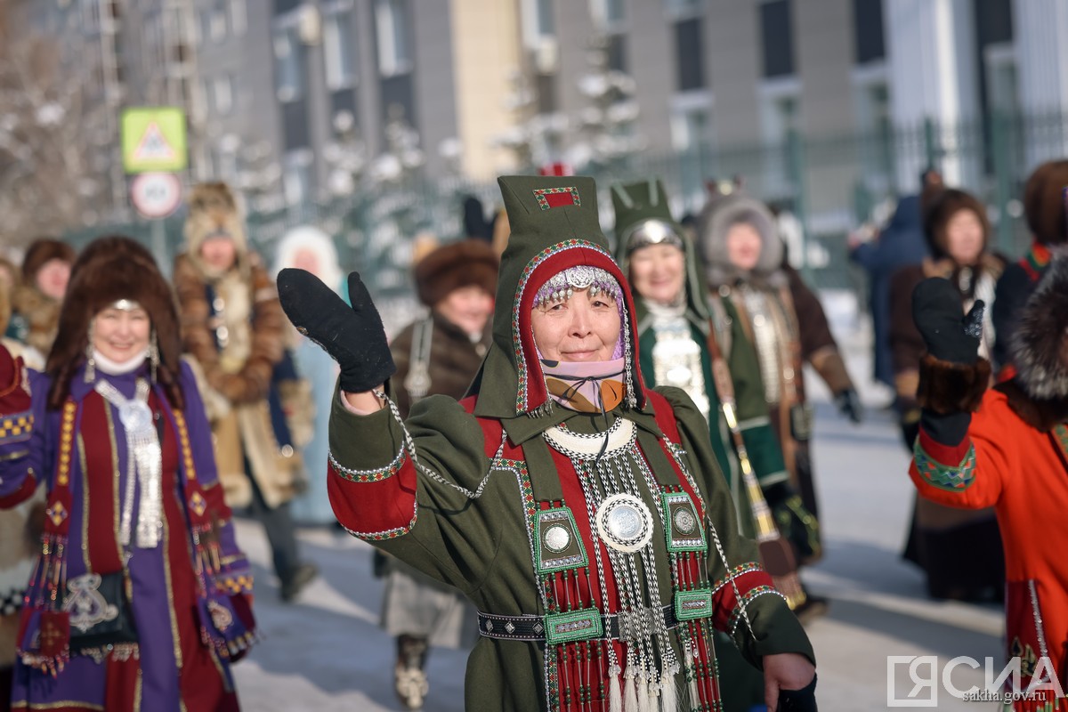 шествие в национальной одежде в Якутске