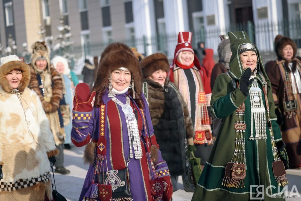 Фоторепортаж: как нарядились жители Якутии на шествие в зимней национальной одежде
