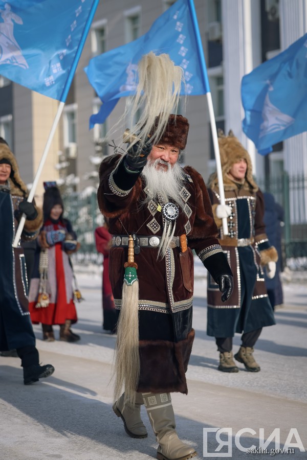 шествие в национальной одежде в Якутске