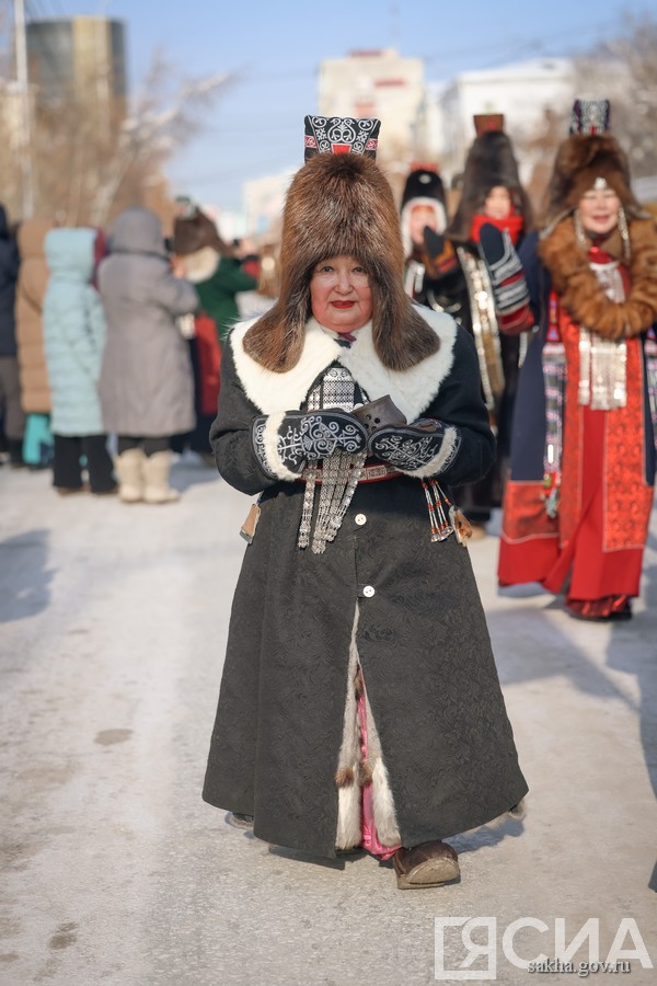 шествие в национальной одежде в Якутске