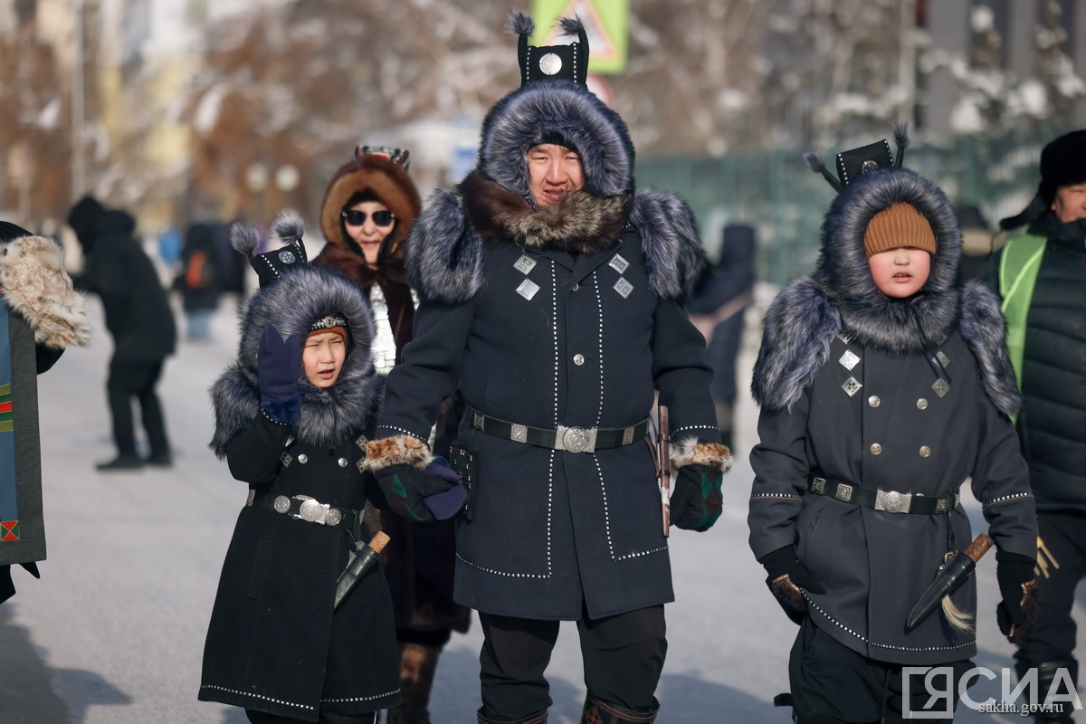 шествие в национальной одежде в Якутске