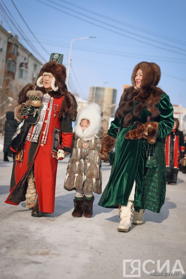 шествие в национальной одежде в Якутске