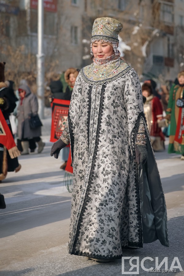 шествие в национальной одежде в Якутске
