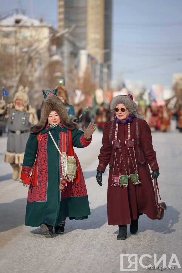 шествие в национальной одежде в Якутске