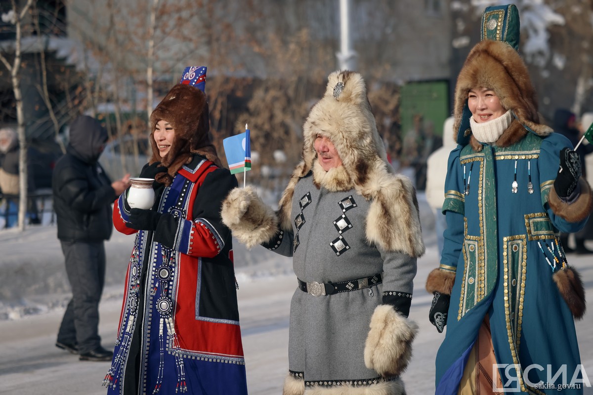 шествие в национальной одежде в Якутске