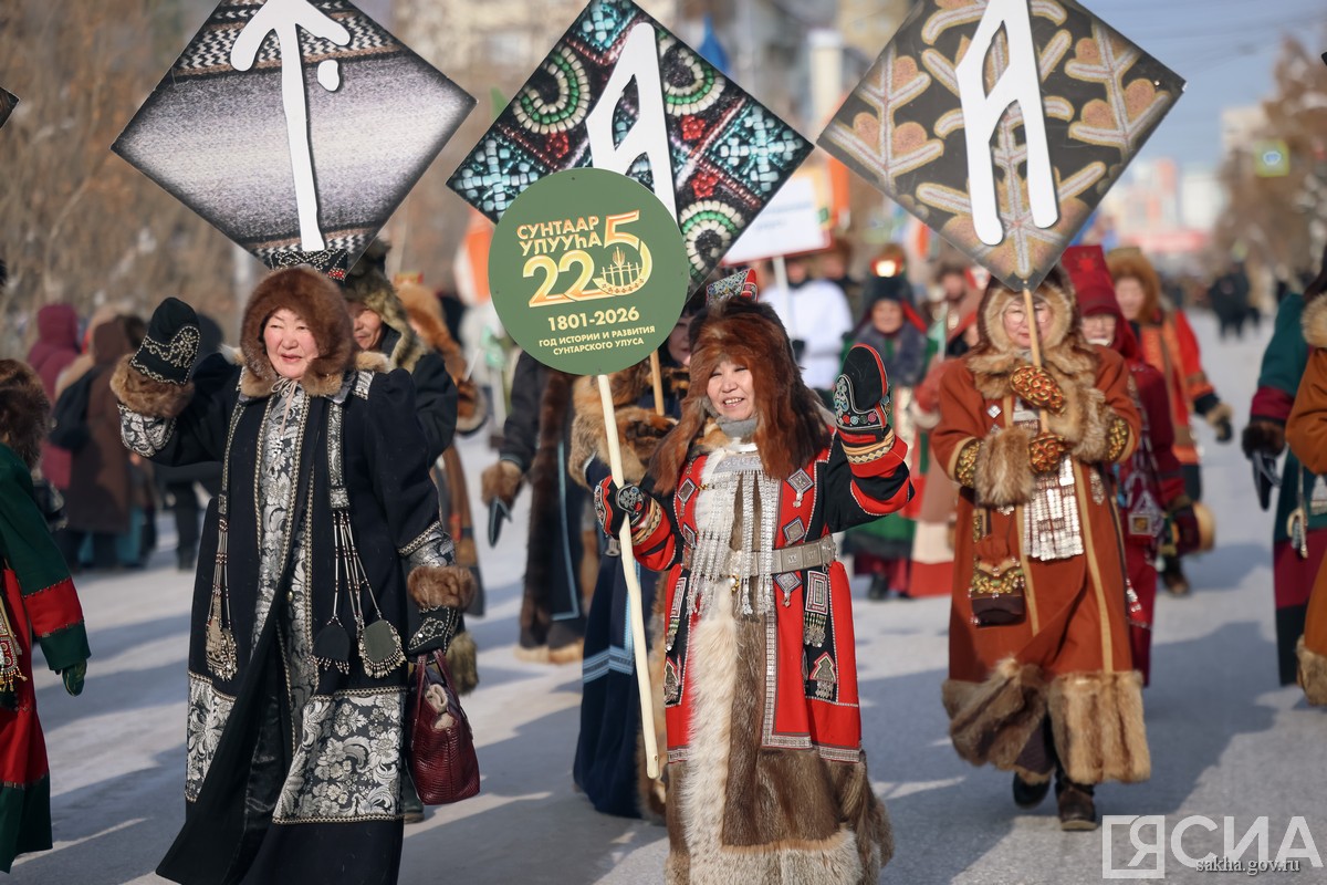 шествие в национальной одежде в Якутске