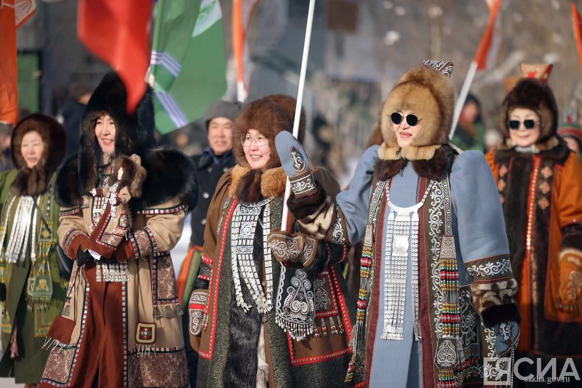 шествие в национальной одежде в Якутске